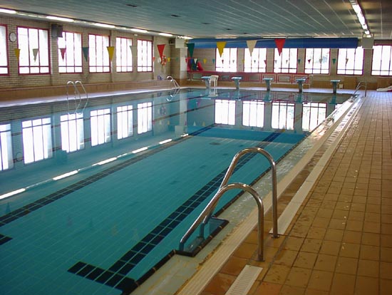 2piscina1g.jpg (61056 bytes)